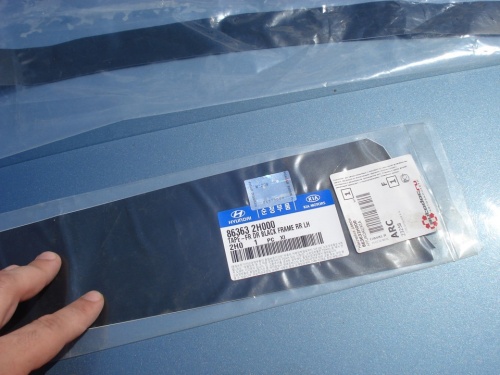 Наклейка HYUNDAI пер прав верт